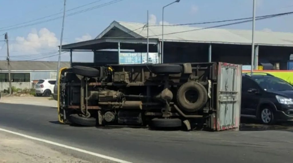 Truk Boks Hilang Kendali di Gondang, Sopir Dilarikan ke RSUD dr. Iskak