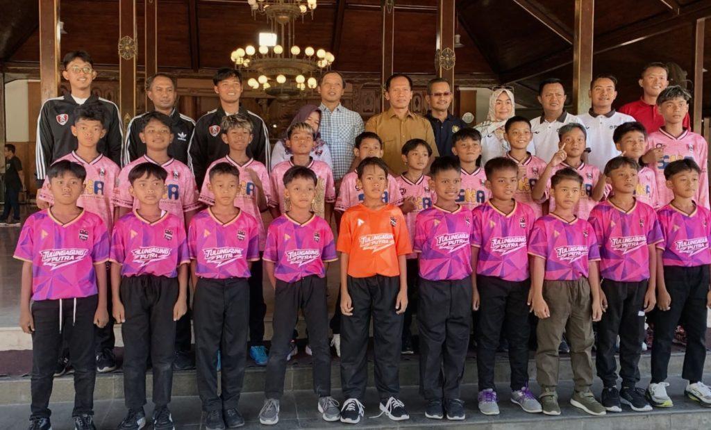 Plt. Bupati Ahmad Baharudin Lepas Tim U-10 dan U-12 Tulungagung ke Festival Piala Presiden Jatim