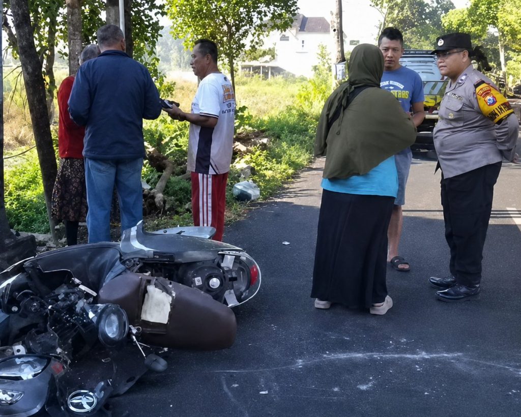 Pengendara Scoopy Tewas Usai Bertabrakan dengan Innova di Sumbergempol