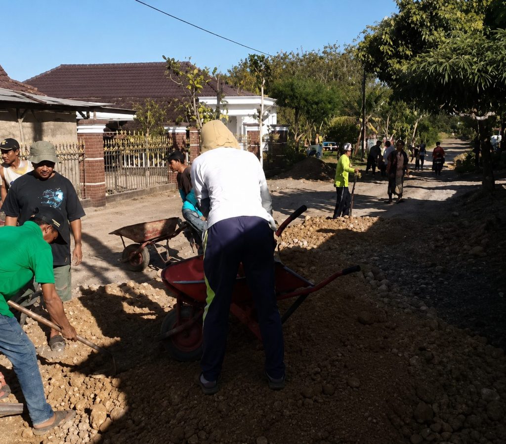 Ratusan Warga Sumberdadap Swadaya Timbun Jalan Rusak, Sindir Pemkab Tulungagung yang Dinilai Hanya Beri Janji