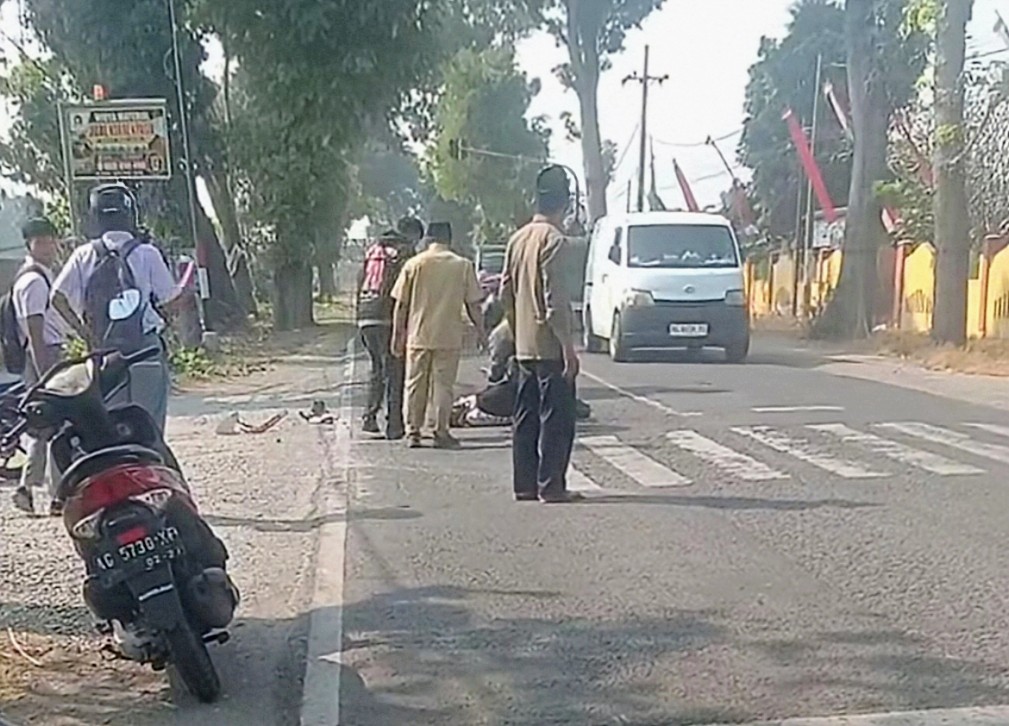 Pengendara Motor Terluka Usai Tabrakan dengan Truk di Rejotangan