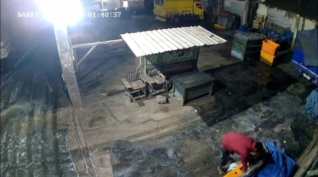 Pria Diduga Obok-obok Dagangan dan Ambil Ikan di Pasar Bandung, Rekaman CCTV Viral di Media Sosial