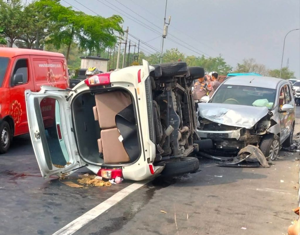 Hendak ke Kediri, Rombongan Manten Terlibat Kecelakaan Beruntun di Ngujang
