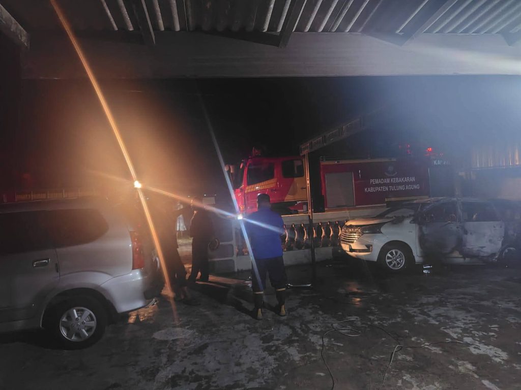 Mobil Toyota Avanza Terbakar di Rejotangan, Polisi Temukan Botol Diduga Bekas Pertalite